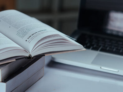 Bild zeigt computer und Buch