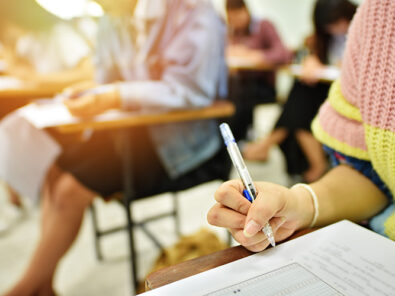 StudentInnen bei der Mitschrift in der Vorlesung