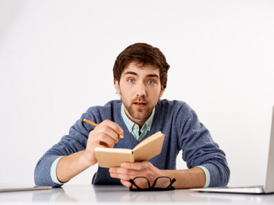 Bild zeigt Mann der gespannt zuhört