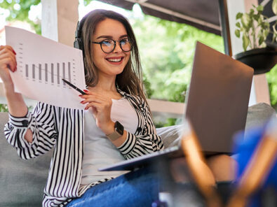 Frau lernt im Fernunterricht