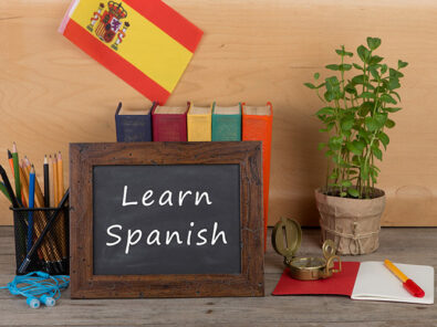 Spanisch lernen mit Schild