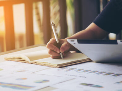 Frau schreibt Notizen