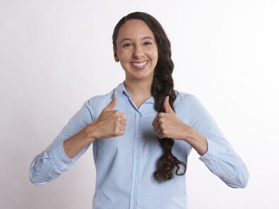 Glückliche Frau beide Daumen hoch