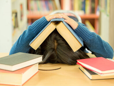 Bild zeigt Student beim lernen