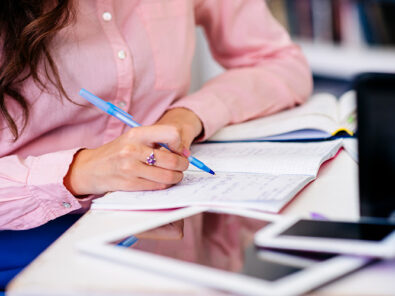 Bild zeigt Frau am lernen