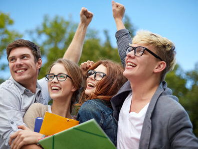 Bild zeigt fröhliche Studenten