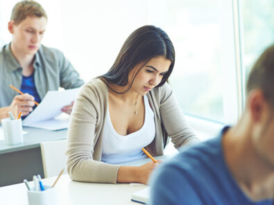 Bild zeigt Prüfung mit Teilnehmer*innen