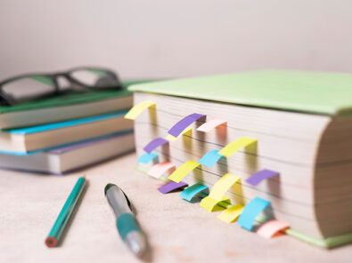 Bild zeigt Buch mit Markierungen