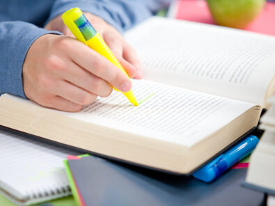 Bild zeigt wie jemand im Buch markiert