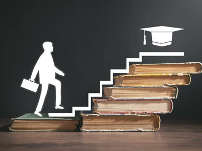 Bild zeigt symbolischer Aufstieg Mensch mit Bildung