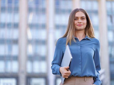 Bild zeigt junge erfolgreiche Frau