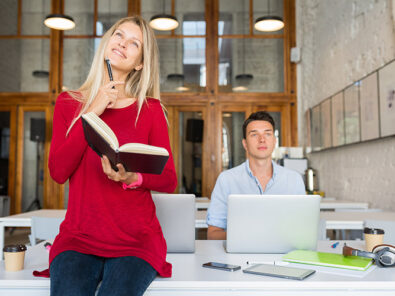 Bild zeigt Frau und Mann lernen