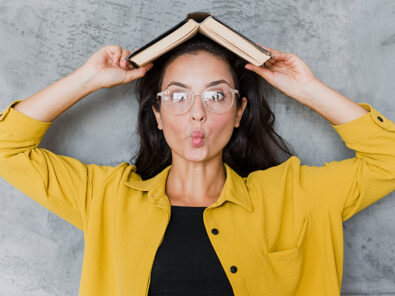 Bild zeigt Frau mit Buch