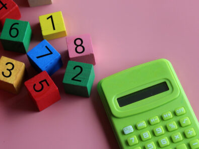 Rechner mit bunten Zahlenwürfeln