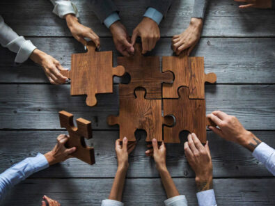 Teamwork mit Riesenpuzzle