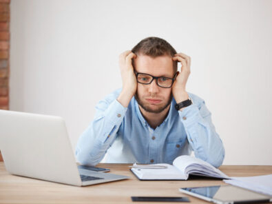 schwer konzentrierter Mann