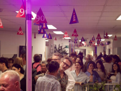 Besucher der 90y Vernissage