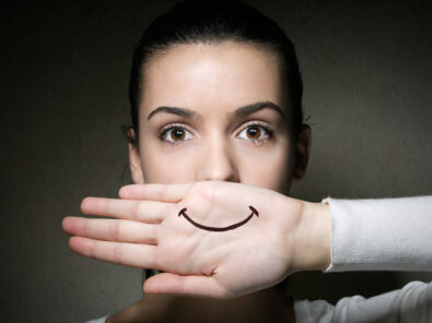 Fake Smile auf Handfläche gemalt