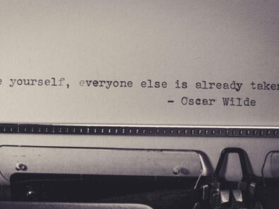 Schreibmaschine und Zitat Oscar Wild