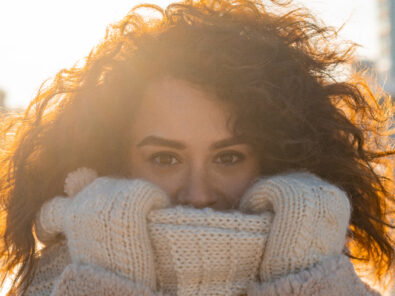 Frau in Wintersonnenschein