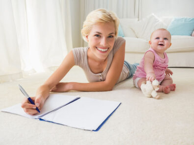 Mutter mit Baby lernt