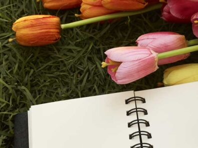 Blumen und Notizblock