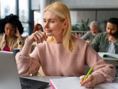 Frau lernt in Erwachsenenklasse