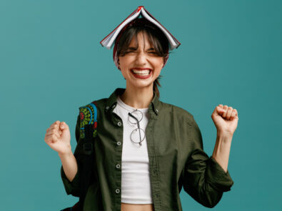 Studentin, die sich freut und Spaß hat