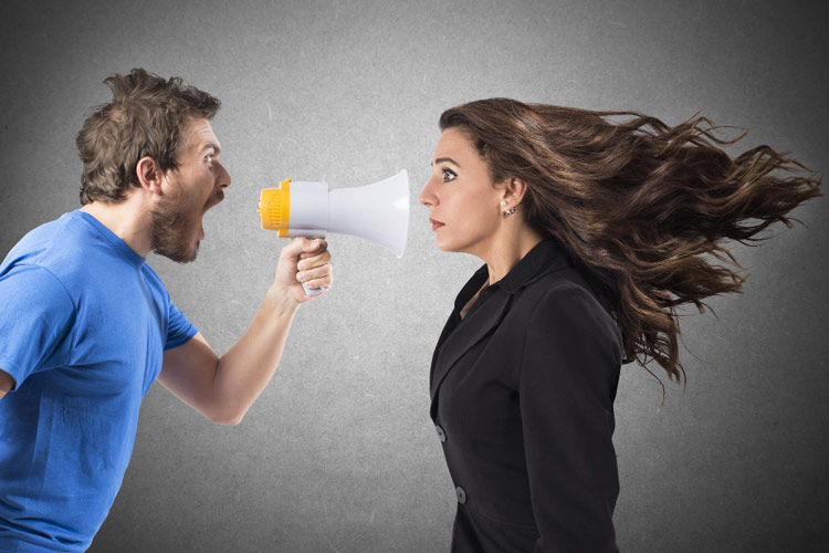 Mann untermalt mit Megafon die Wichtigkeit seiner Meinung