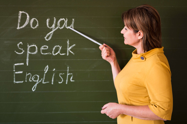 frau zeigt auf tafel mit der vermeintlichen frage "do you speak english?