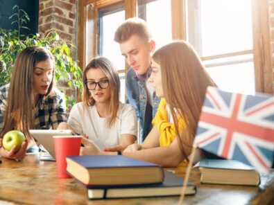 gruppe von schüler.Innen lernt englisch
