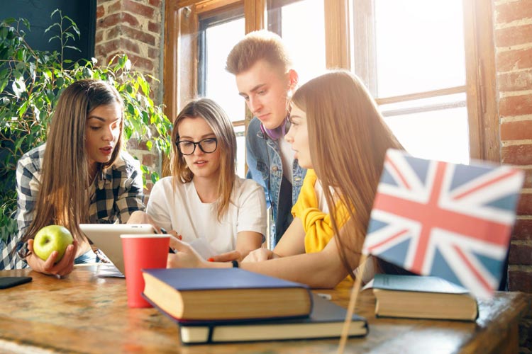gruppe von schüler.Innen lernt englisch 