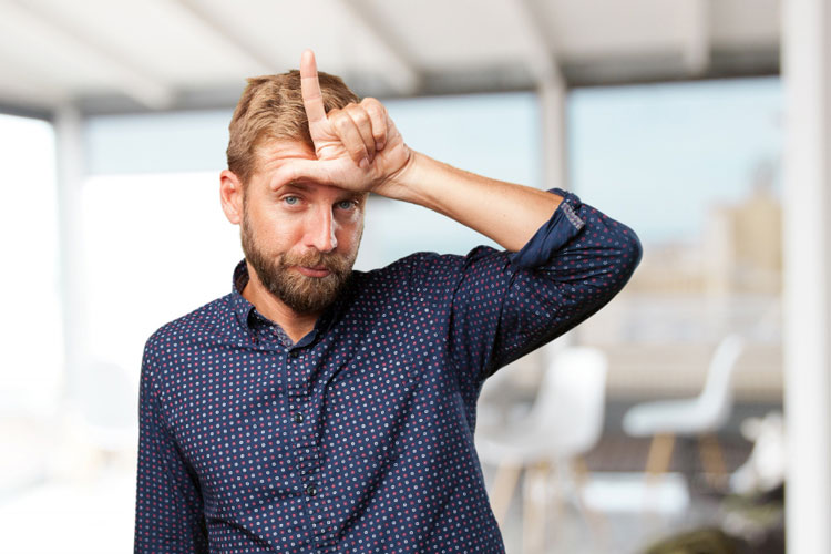 Mann erklärt sich selbst zum L wie Loser.