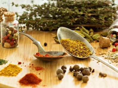 Auswahl an Gewürzen und Kräutern