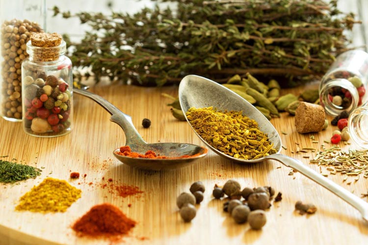 Auswahl an Gewürzen und Kräutern