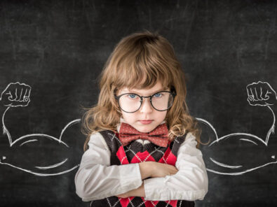 kind mit gezeichneten muskeln