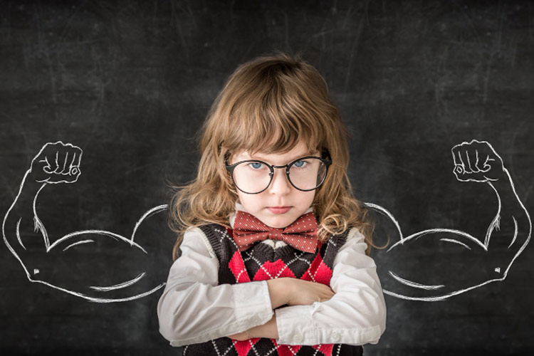 kind mit gezeichneten muskeln