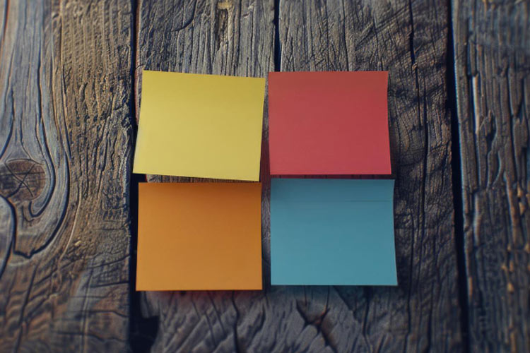 vier Post-its in vier Farben in geordneter Reihung